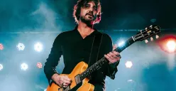 Vokalis sekaligus gitaris grup rock asal Australia, JET Nic Cester. (Sumber: Instagram/@nic_cester)