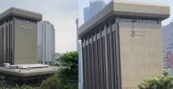 Logo Bank Mandiri terlihat dilepas dari salah satu gedungnya pada Senin, 24 Agustus 2026, menjelang aksi 27 Agustus. (Sumber: Threads/@jeff_deo)