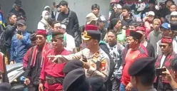Salah satu tokoh masyarakat Betawi, Damin Sada diketahui turut hadir dalam demo 27 Agustus 2026 di DPR RI. (Sumber: Threads/@egiiy)