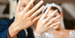Pasangan pengantin merayakan pernikahan dengan memperlihatkan cincin pernikahan. (Sumber: Pinterest)