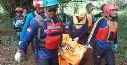 Tim SAR dan warga mengevakuasi jasad MY yang hanyut sejauh 45 kilometer setelah melompat dari Jembatan Loji, Kota Bogor. (Sumber: Polsek Parung)