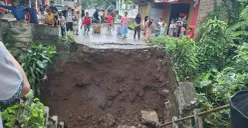 Puluhan warga Sinarjaya, Mandalawangi, Pandeglang, saat melihat kondisi jembatan ambruk (Sumber: Poskota/ Samsul Fatoni)