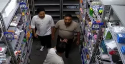 Tangkapan layar dari kamera pengawas atau CCTV pegawai toko ritel di Jalan Ampera Raya, Pasar Minggu, Jakarta Selatan, diduga menjadi korban kekerasan oleh sekelompok orang. (Sumber: Istimewa)