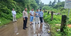 Anggota Polsek Pasar Kemis dan Satlantas Polresta Tangerang saat melakukan pengecekan TKP. (Sumber: Poskota/Veronica Prasetio)