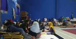 Pengungsi di ruangan Gor Desa Pasirlangu mulai meninggalkan pengungsian. (Sumber: Poskota/Gatot Poedji Utomo)