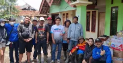 Viking Sukajadi salurkan bantuan untuk korban bencana longsor Desa Pasirlangu, Kecamatan Cisarua, Bandung Barat. (Sumber: Poskota/Gatot Poedji Utomo)