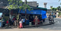 Kondisi pedagang yang berada di dekat Lokbin Intan kawasan Kota Tua yang mengeluhkan omset menurun sejak Jalan Teh dipakai syuting, Minggu, 1 Februari 2026. (Sumber: Poskota/Pandi Ramedhan)
