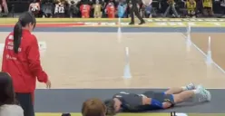 Bintang voli Jepang Yuji Nishida melakukan dogeza sebagai bentuk permintaan maaf setelah servisnya mengenai seorang staf lapangan di SV League All-Star Game 2026. (Sumber: X/@harulovesvolley)