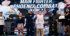 Winona Karamoy mengangkat gelar kemenangan setelah wasit menghentikan pertandingan di Phoenix Combat Sport Vol. 2 (Sumber: Instagram/@winonaaakaramoy)