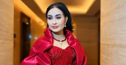 Potret Iis Dahlia yang menegaskan dirinya tidak ingin ikut campur dalam konflik Denada dan Ressa Rizky Rossano. Ia meminta publik berhenti berspekulasi dan menghormati urusan pribadi keluarga. (Sumber: Instagram/@isdadahlia)