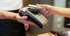 Ilustrasi. Maraknya praktik gesek tunai membuat masyarakat keliru menyamakannya dengan paylater. (Sumber: Feepik/gpointstudio)