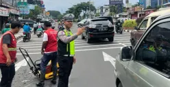 Petugas Polres Metro Depok mengawal perbaikan jalan rusak di wilayah Pancoran Mas, Kota Depok, Senin, 2 Februari 2026. (Sumber: Dok. Polres Metro Depok)
