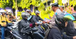 Anggota Satlantas Polresta Tangerang saat melakukan sosialisasi Ops Keselamatan Maung 2026. (Sumber: Poskota/Veronica)