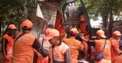 Petugas Satpol PP menertibkan penjual bensin eceran di Taman Hadiah Utama 1 RT 11/RW 10, Kelurahan Jelambar, Kecamatan Grogol Petamburan, Jakarta Barat, Senin, 2 Februari 2026. (Sumber: Dok. Istimewa)