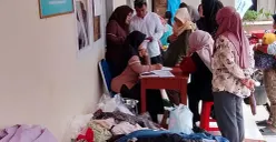 Warga terdampak membawa bantuan berupa pakaian yang disediakan di Kantor Desa Pasirlangu, Bandung Barat, Senin 2 Februari 2026. (Sumber: Poskota/Gatot Poedji Utomo)