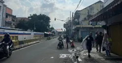 Penutupan Jalan Cengkeh di kawasan Kota Tua, Pinangsia, Tamansari, Jakarta Barat, karena ada syuting film yang dibintangi Lisa Blackpink. (Sumber: Poskota/Pandi Ramedhan)