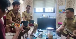 Kabid Tata Ruang (kanan) saat dikonfirmasi wartawan terkait proses perizinan yang dikeluarkan oleh DPUPR. (Sumber: Poskota/Rahmat Haryono)