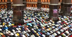 Ilustrasi Umat Islam melaksanakan ibadah Ramadhan di masjid pada malam pertama tarawih. (Sumber: Unsplash/Iqro Rinaldi)