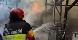 Petugas Damkar dan Penyelamatan Kota Bogor saat memadamkan api di warung soto yang dilanda kebakaran pada Selasa, 3 Februari 2026. (Sumber: Damkar)