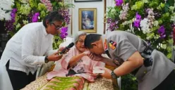 Potret Kapolri Listyo Sigit Prabowo saat menjenguk Meri Hoegeng. (Sumber: Tribrata News)