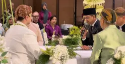 Tangkapan layar Penghulu Muhammad Zidni, Ilmi saat memimpin akad nikah pasangan beda kewarganegaraan, yakni Anggita, warga negara Indonesia (WNI), dengan seorang pria berkewarganegaraan Jerman. (Sumber: Instagram/@mzilmi)