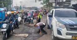 Polres Serang memperbaiki kerusakan di Jalan Raya Serang-Tangerang, Selasa, 3 Februari 2026. (Sumber: Dok. Polres Serang)