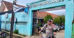Petugas Kepolisian Polres Cimahi lakukan pengamanan di SDN 1 Pasirlangu, Kecamatan Cisarua, Kabupaten Bandung Barat, Selasa 3 Februari 2026. (Sumber: Poskota/Gatot Poedji Utomo)