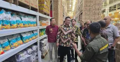 Tim Bapanas dan Satgas Pangan Polda Banten saat melakukan sidak di toko retail Lotte Mart. (Sumber: Dok. Ditreskrimsus Polda Banten)