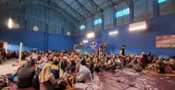 Sebagian pengungsi yang masih bertahan di Gor Desa Pasirlangu. (Sumber: Poskota/Gatot Poedji Utomo)