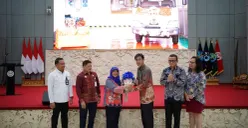 Hino Motors Manufacturing Indonesia menyalurkan program CSR ke Poltrada Bali. (Sumber: Dok. Hino)