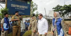 Gubernur DKI Jakarta Pramono Anung meninjau pembangunan sistem polder dan rumah pompa di kawasan Daan Mogot KM 13, Jakarta Barat, Selasa, 3 Februari 2026. (Sumber: Kominfotik Pemprov Jakarta)