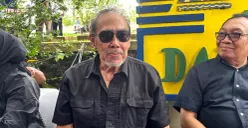 Putra kedua Jenderal Hoegeng Iman Santoso dentan Meri Hoegeng, Aditya Soetanto Hoegeng saat memberikan keterangan pers sosok ibundanya usai pemakaman di wilayah Bogor. (Sumber: Poskota/Giffar Rivana)