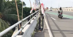 Atribut parpol di flyover yang sedang ditertibkan. (Sumber: Berita Jakarta)