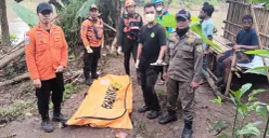 Petugas mengevakuasi korban yang hanyut usai tak sengaja tercebur di Jembatan Leuwiranji, Kecamatan Gunung Sindur, Kabupaten Bogor. (Sumber: Istimewa)
