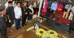 Kapolri Jenderal Listyo Sigit Prabowo saat menghadiri pemakaman istri Jenderal Hoegeng, Meriyati Roeslani di Taman Pemakaman Giri Tama, Bogor. (Sumber: Poskota/Giffar Rivana)