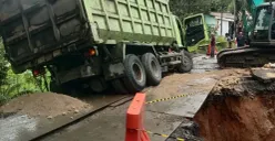 Mobil truk pengangkut pasir terguling di lokasi pembangunan jembatan di jalur nasional Labuan-Pandeglang. (Sumber: Istimewa)
