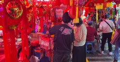 Pengunjung sedang melihat pernak-pernik Imlek di Petak Sembilan, Glodok, Taman Sari, Jakarta Barat, Rabu, 4 Februari 2026. (Sumber: Poskota/Pandi Ramedhan)