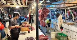 Pedagang daging sapi di Pasar Senen, Jakarta Pusat, Rabu, 4 Februari 2026. (Sumber: Poskota/M Tegar Jihad)