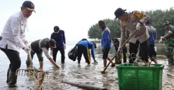 Kegiatan bersih-bersih pantai dan penanaman Mangrove oleh Forkopimkab di Kepulauan Seribu, Rabu, 4 Februari 2026. (Sumber: Istimewa)