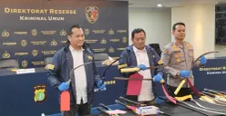 Polda Metro Jaya dan jajaran telah menangkap ratusan pelaku tawuran dan menyita puluhan senjata tajam selama sepekan Operasi Pekat Jaya. (Sumber: Poskota/Ali Mansur)