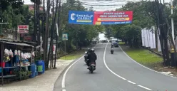 Spanduk iklan terpasang di sejumlah jalan protokol kawasan perkotaan Cibinong, Kabupaten Bogor, Selasa, 3 Februari 2026. (Sumber: Poskota/Giffar Rivana)