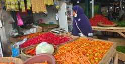 Pedagang sayur di Pasar Cikupa, Kecamatan Cikupa, Kabupaten Tangerang, Kamis, 5 Februari 2026. (Sumber: Poskota/Veronica Prasetio)