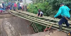 Pembangunan jembatan sementara di Desa Sinarjaya, Kecamatan Mandalawangi, Kabupaten Pandeglang.l (Sumber: Dok. Warga)