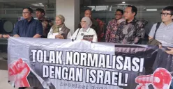 Sejumlah tokoh masyarakat sipil dan organisasi kemanusiaan melaporkan dugaan genosida serta kejahatan kemanusiaan terhadap warga Palestina ke Kejaksaan Agung (Kejagung), Jakarta Selatan, Kamis, 5 Februari 2026. (Sumber: Poskota/Ali Mansur)