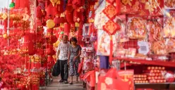 Pengunjung melihat pernak-pernik Imlek di Kawasan Pecinan Glodok, Jakarta, Rabu, 4 Februari 2026. (Sumber: Poskota/Bilal Nugraha Ginanjar)