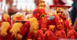 Ilustrasi. pernak-pernik Imlek untuk hampers (Sumber: Poskota/Bilal Nugraha Ginanjar)