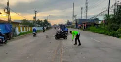 Petugas Unit Gakkum Satlantas Polres Serang melakukan oleh TKP lakalantas yang menewaskan pengendara Vario. (Sumber: Dok. Unit Gakkum Satlantas Polres Serang)