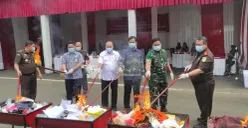 Kejaksaan Negeri Kabupaten Tangerang melakukan pemusnahan barang bukti perkara yang telah inkrah. (Sumber: Poskota/Veronica Prasetio)