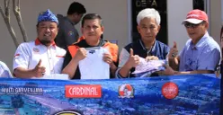 PT Multi Garmenjaya (Cardinal), meluapkan rasa empatinya dengan berbagi bahan sandang dari mulai kemeja hingga baju koko bagi warga yang memerlukan. (Sumber: Poskota/Gatot Poedji Utomo)