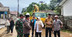 Bupati Pandeglang dan jajarannya saat meninjau jembatan ambruk. (Sumber: Dok. Tim Setda Pandeglang)